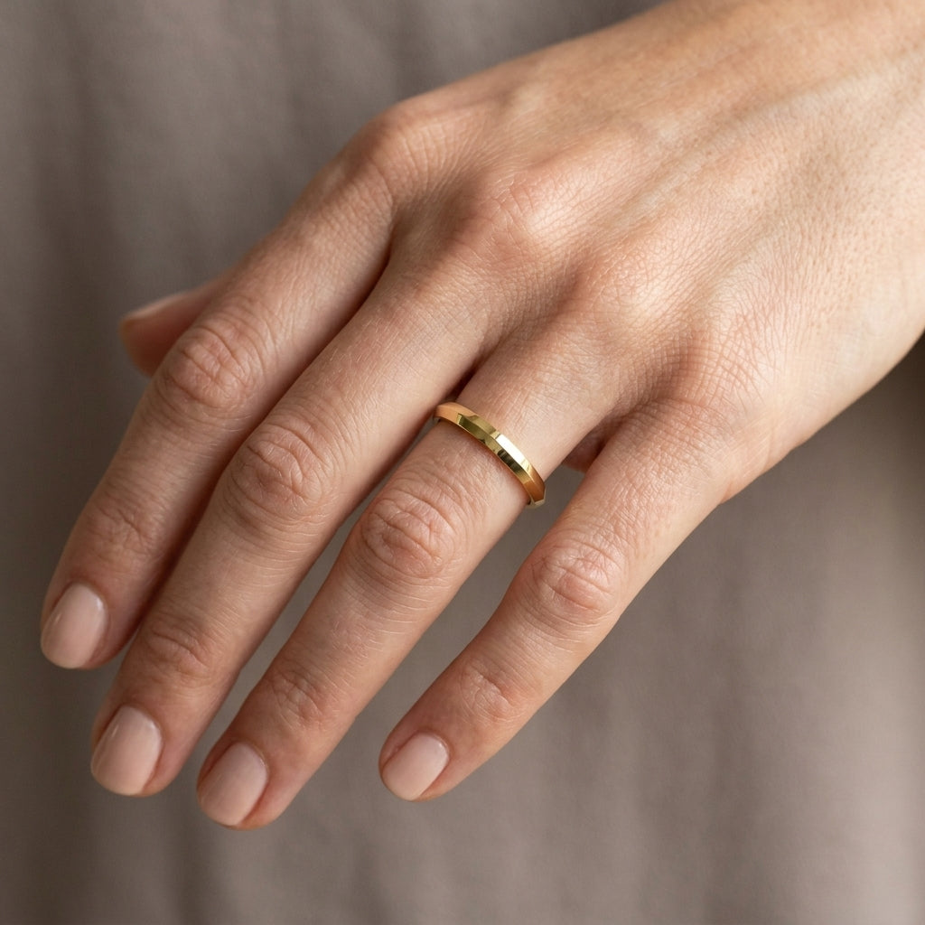 Hogback — 2 mm, yellow gold, on the hand