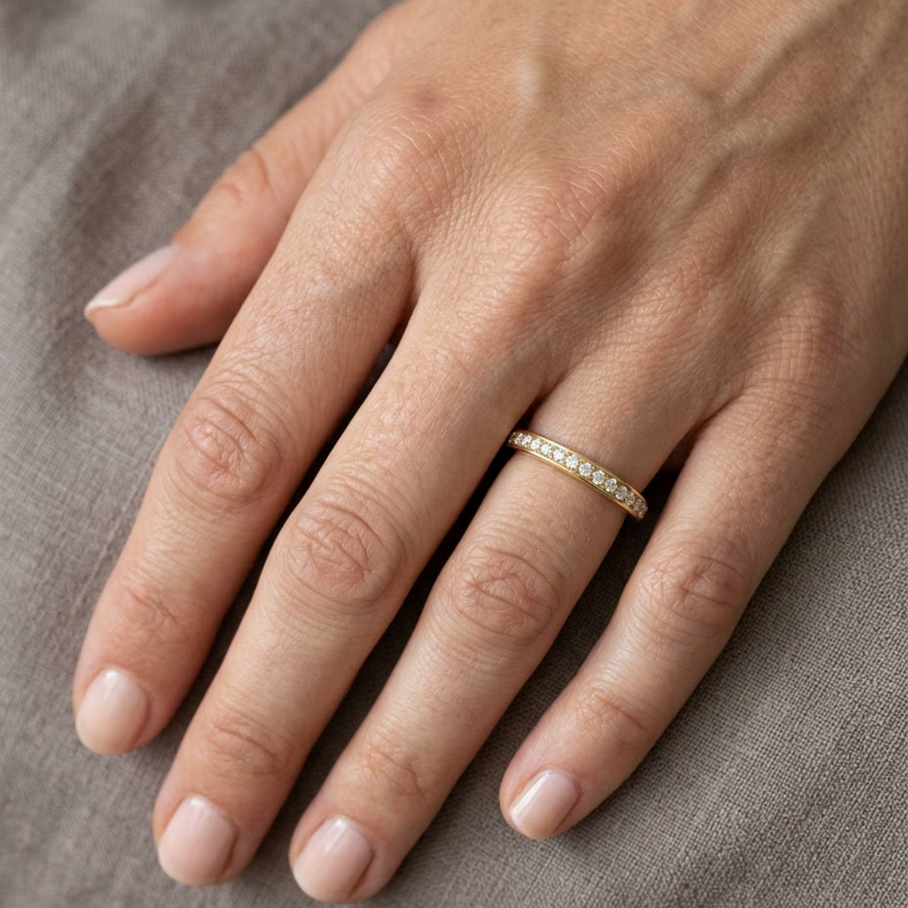 Union — Round · 1 mm · 1/8 ctw, yellow gold, on the hand