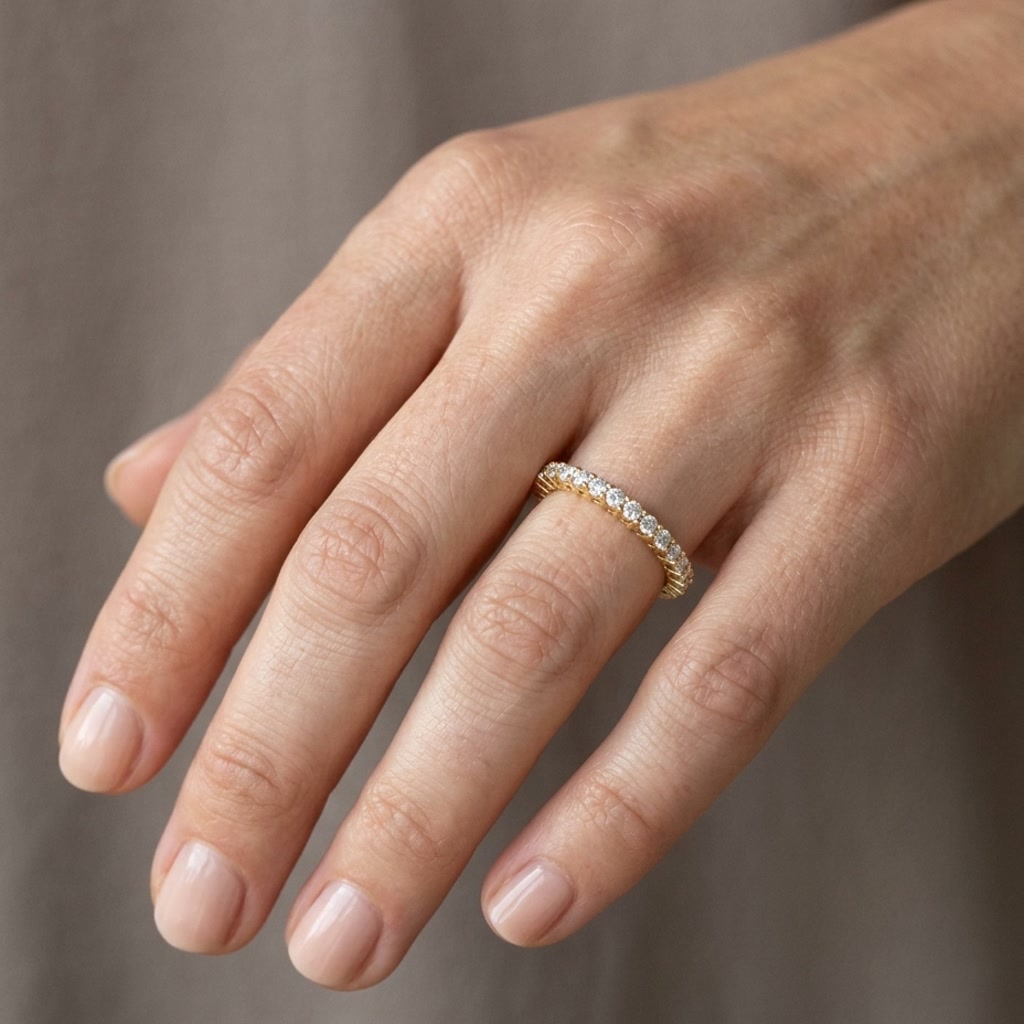 Juno — Round · 1.5 mm · 1/3 ctw, yellow gold, on the hand