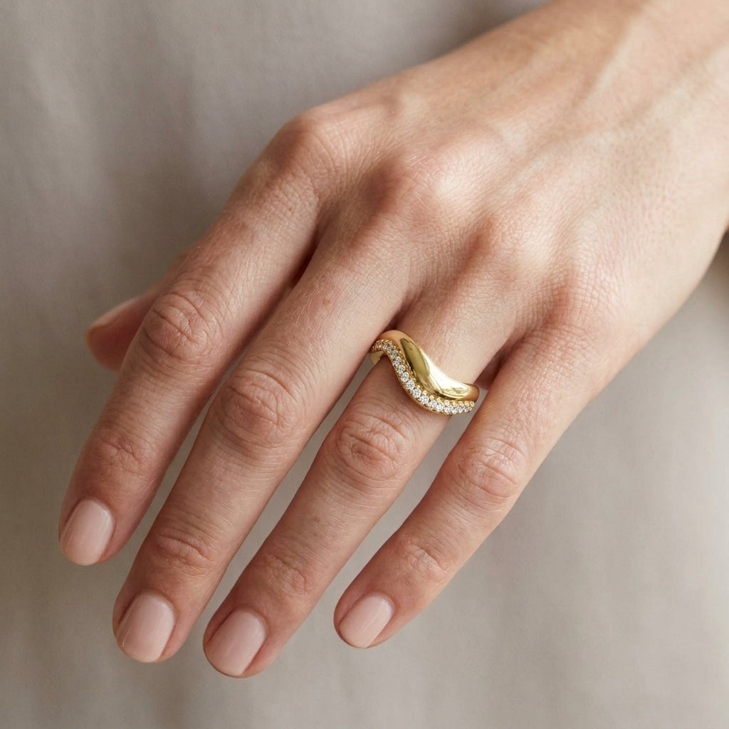 Ada — 1 mm, yellow gold, on the hand