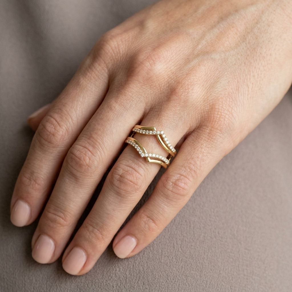 Amara — Round, yellow gold, on the hand