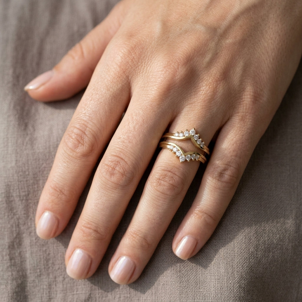 Bellamy — 2 mm, yellow gold, on the hand