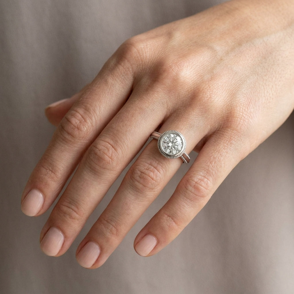 Enamored — Round center, white gold, on the hand