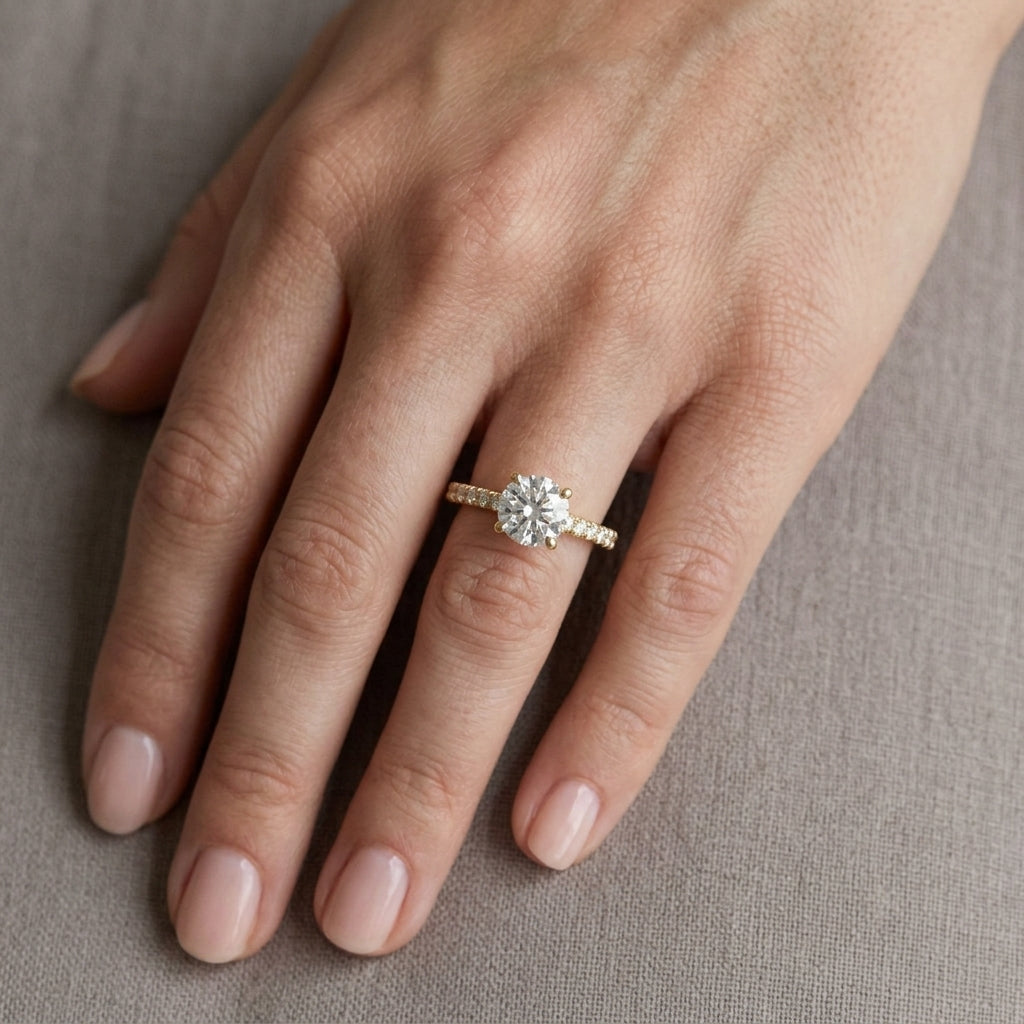 Cannes — Round center, yellow gold, on the hand