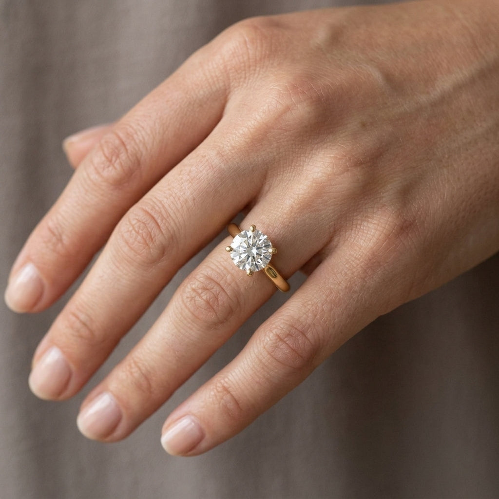 Vita — Round center, yellow gold, on the hand